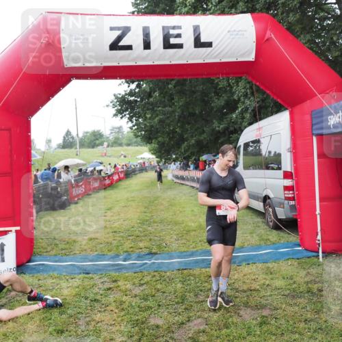 21.06.2025 - 27. Vierlanden-Triathlon MichiJ http://msf.ph/oto/8044502 15.06.2026 13:47:19 Ziel 84, 1147 meine-sportfotos.de