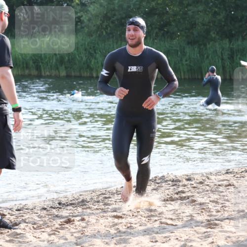 15.06.2025 - 27. Vierlanden-Triathlon Lena Gebhardt http://msf.ph/oto/8044507 15.06.2025 08:36:19 Schwimmen 29 meine-sportfotos.de