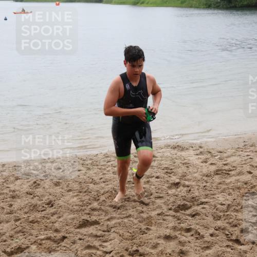 21.06.2025 - 27. Vierlanden-Triathlon Lena Gebhardt http://msf.ph/oto/8044517 15.06.2025 14:40:11 Schwimmen 1348, 1350 meine-sportfotos.de