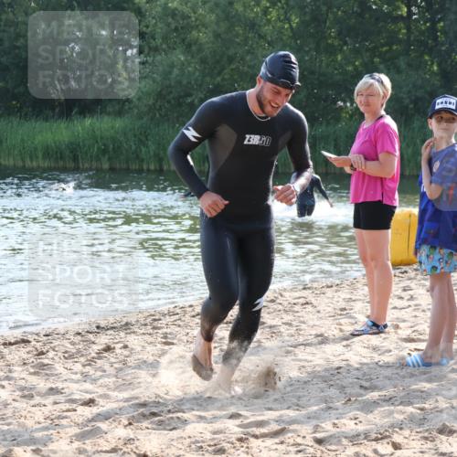 15.06.2025 - 27. Vierlanden-Triathlon Lena Gebhardt http://msf.ph/oto/8044523 15.06.2025 08:36:21 Schwimmen 29 meine-sportfotos.de