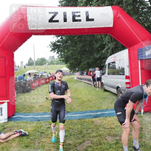 21.06.2025 - 27. Vierlanden-Triathlon MichiJ http://msf.ph/oto/8044524 15.06.2026 13:47:24 Ziel 84, 1147 meine-sportfotos.de