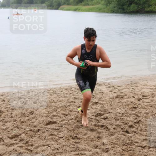 21.06.2025 - 27. Vierlanden-Triathlon Lena Gebhardt http://msf.ph/oto/8044525 15.06.2025 14:40:11 Schwimmen 1348, 1350 meine-sportfotos.de
