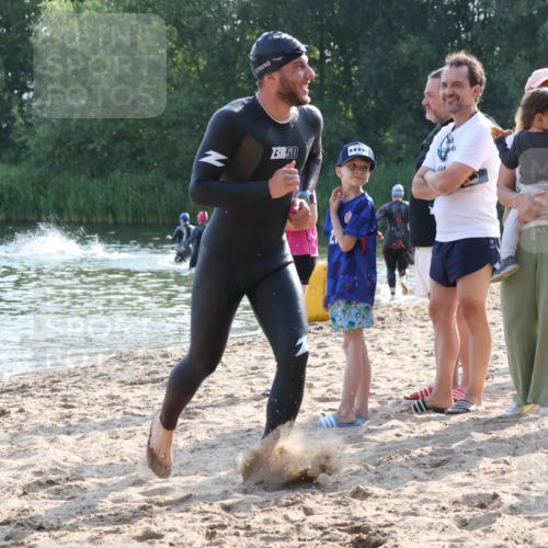 15.06.2025 - 27. Vierlanden-Triathlon Lena Gebhardt http://msf.ph/oto/8044527 15.06.2025 08:36:22 Schwimmen 29 meine-sportfotos.de