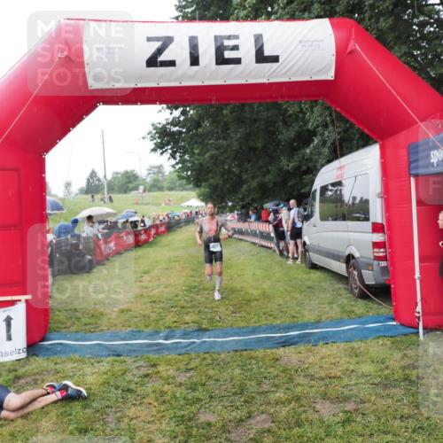 21.06.2025 - 27. Vierlanden-Triathlon MichiJ http://msf.ph/oto/8044528 15.06.2026 13:47:32 Ziel 1118, 1124 meine-sportfotos.de