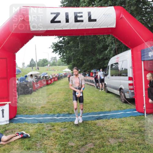 21.06.2025 - 27. Vierlanden-Triathlon MichiJ http://msf.ph/oto/8044542 15.06.2026 13:47:33 Ziel 1118, 1124 meine-sportfotos.de