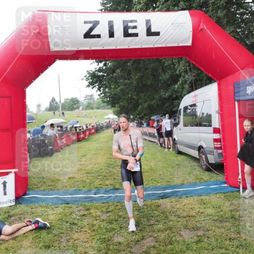 21.06.2025 - 27. Vierlanden-Triathlon MichiJ http://msf.ph/oto/8044546 15.06.2026 13:47:33 Ziel 1118, 1124 meine-sportfotos.de