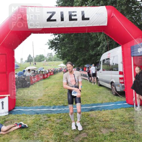 21.06.2025 - 27. Vierlanden-Triathlon MichiJ http://msf.ph/oto/8044548 15.06.2026 13:47:33 Ziel 1118, 1124 meine-sportfotos.de