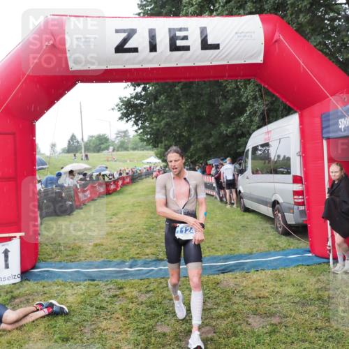 21.06.2025 - 27. Vierlanden-Triathlon MichiJ http://msf.ph/oto/8044551 15.06.2026 13:47:33 Ziel 1118, 1124 meine-sportfotos.de