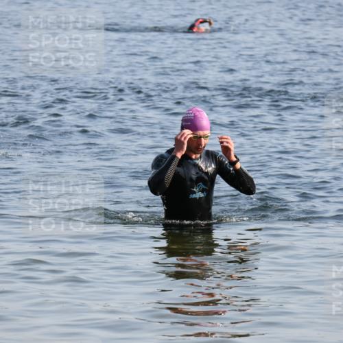 15.06.2025 - 27. Vierlanden-Triathlon Lena Gebhardt http://msf.ph/oto/8044554 15.06.2025 08:36:30 Schwimmen 29, 83 meine-sportfotos.de