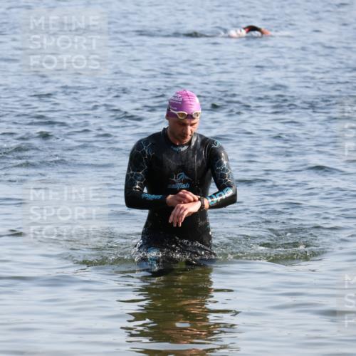 15.06.2025 - 27. Vierlanden-Triathlon Lena Gebhardt http://msf.ph/oto/8044558 15.06.2025 08:36:32 Schwimmen 29, 83 meine-sportfotos.de