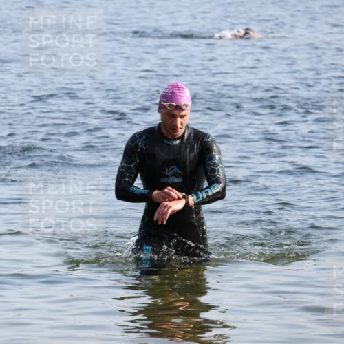 15.06.2025 - 27. Vierlanden-Triathlon Lena Gebhardt http://msf.ph/oto/8044561 15.06.2025 08:36:32 Schwimmen 29, 83 meine-sportfotos.de