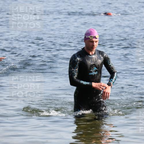 15.06.2025 - 27. Vierlanden-Triathlon Lena Gebhardt http://msf.ph/oto/8044565 15.06.2025 08:36:33 Schwimmen 83 meine-sportfotos.de