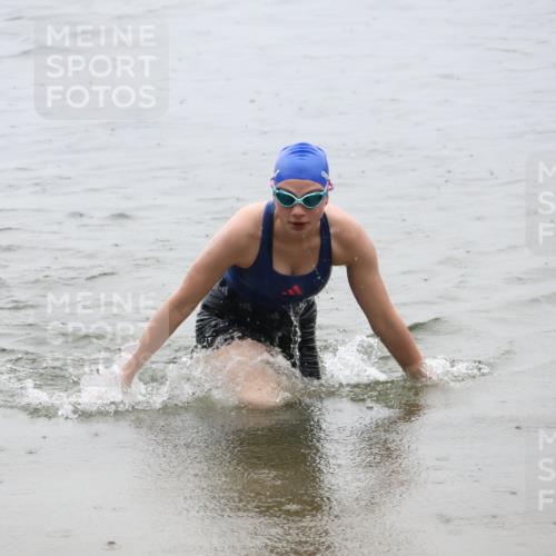 21.06.2025 - 27. Vierlanden-Triathlon Lena Gebhardt http://msf.ph/oto/8044567 15.06.2025 14:40:56 Schwimmen 1321, 1326 meine-sportfotos.de