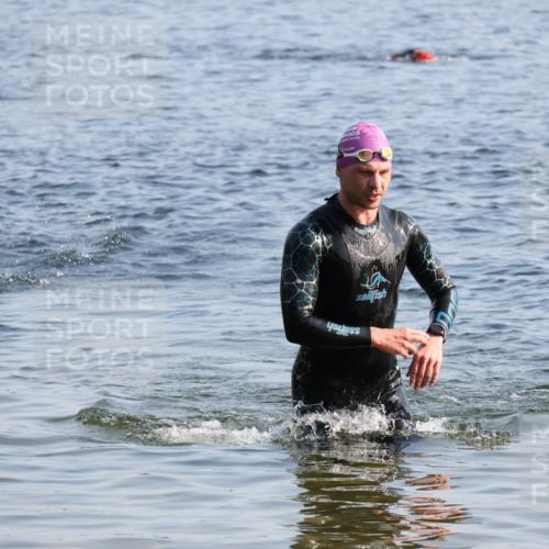15.06.2025 - 27. Vierlanden-Triathlon Lena Gebhardt http://msf.ph/oto/8044569 15.06.2025 08:36:33 Schwimmen 83 meine-sportfotos.de