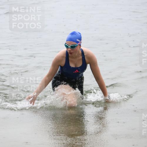 21.06.2025 - 27. Vierlanden-Triathlon Lena Gebhardt http://msf.ph/oto/8044571 15.06.2025 14:40:56 Schwimmen 1321, 1326 meine-sportfotos.de
