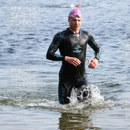 15.06.2025 - 27. Vierlanden-Triathlon Lena Gebhardt http://msf.ph/oto/8044573 15.06.2025 08:36:34 Schwimmen 83 meine-sportfotos.de