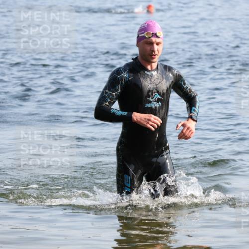 15.06.2025 - 27. Vierlanden-Triathlon Lena Gebhardt http://msf.ph/oto/8044576 15.06.2025 08:36:34 Schwimmen 83 meine-sportfotos.de