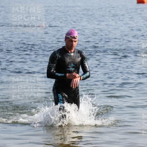 15.06.2025 - 27. Vierlanden-Triathlon Lena Gebhardt http://msf.ph/oto/8044580 15.06.2025 08:36:35 Schwimmen 83 meine-sportfotos.de