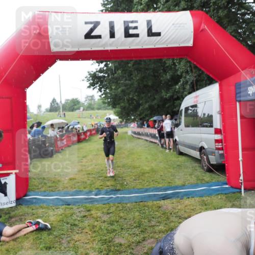 21.06.2025 - 27. Vierlanden-Triathlon MichiJ http://msf.ph/oto/8044581 15.06.2026 13:47:38 Ziel 1118, 1124, 1145 meine-sportfotos.de