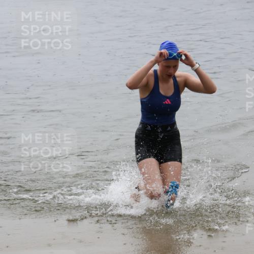 21.06.2025 - 27. Vierlanden-Triathlon Lena Gebhardt http://msf.ph/oto/8044582 15.06.2025 14:40:58 Schwimmen 1321, 1326 meine-sportfotos.de