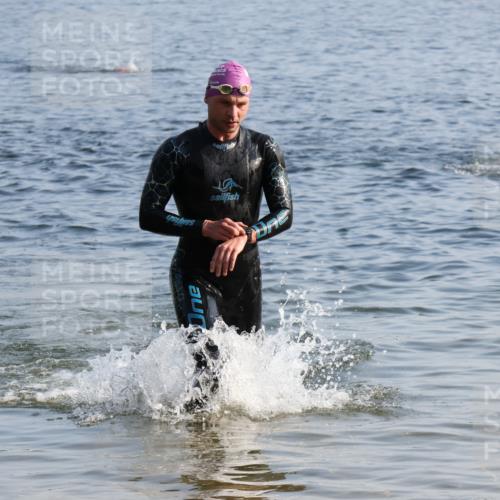 15.06.2025 - 27. Vierlanden-Triathlon Lena Gebhardt http://msf.ph/oto/8044584 15.06.2025 08:36:35 Schwimmen 83 meine-sportfotos.de