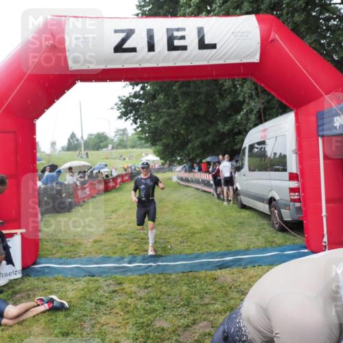 21.06.2025 - 27. Vierlanden-Triathlon MichiJ http://msf.ph/oto/8044585 15.06.2026 13:47:38 Ziel 1118, 1124, 1145 meine-sportfotos.de