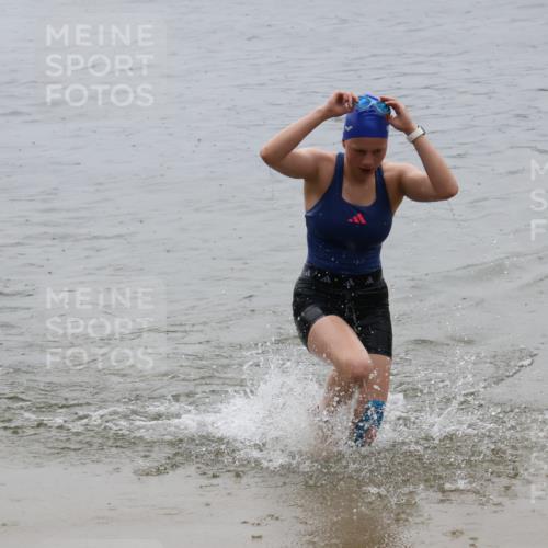 21.06.2025 - 27. Vierlanden-Triathlon Lena Gebhardt http://msf.ph/oto/8044586 15.06.2025 14:40:58 Schwimmen 1321, 1326 meine-sportfotos.de