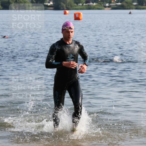 15.06.2025 - 27. Vierlanden-Triathlon Lena Gebhardt http://msf.ph/oto/8044588 15.06.2025 08:36:36 Schwimmen 83 meine-sportfotos.de
