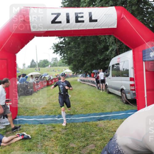21.06.2025 - 27. Vierlanden-Triathlon MichiJ http://msf.ph/oto/8044591 15.06.2026 13:47:38 Ziel 1118, 1124, 1145 meine-sportfotos.de