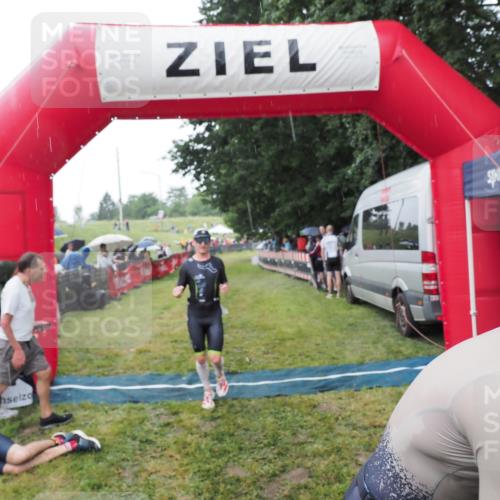 21.06.2025 - 27. Vierlanden-Triathlon MichiJ http://msf.ph/oto/8044593 15.06.2026 13:47:38 Ziel 1118, 1124, 1145 meine-sportfotos.de