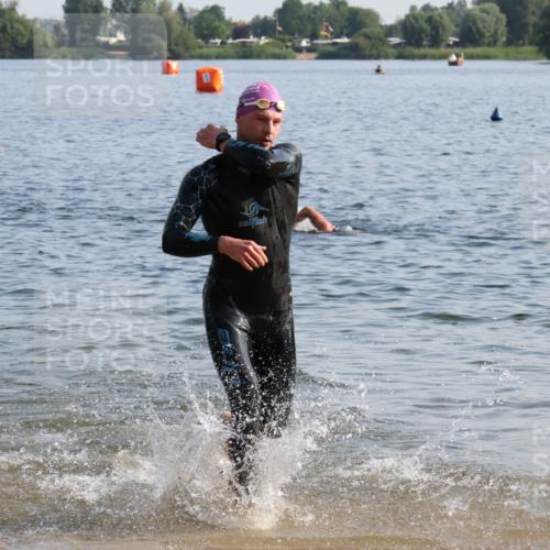 15.06.2025 - 27. Vierlanden-Triathlon Lena Gebhardt http://msf.ph/oto/8044596 15.06.2025 08:36:37 Schwimmen 83 meine-sportfotos.de