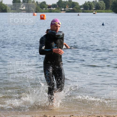15.06.2025 - 27. Vierlanden-Triathlon Lena Gebhardt http://msf.ph/oto/8044599 15.06.2025 08:36:37 Schwimmen 83 meine-sportfotos.de