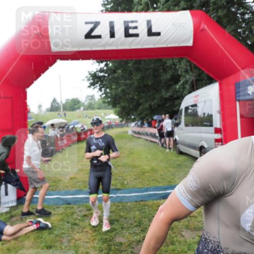 21.06.2025 - 27. Vierlanden-Triathlon MichiJ http://msf.ph/oto/8044600 15.06.2026 13:47:39 Ziel 1118, 1124, 1145 meine-sportfotos.de