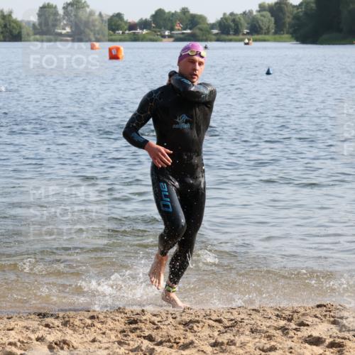 15.06.2025 - 27. Vierlanden-Triathlon Lena Gebhardt http://msf.ph/oto/8044603 15.06.2025 08:36:37 Schwimmen 83 meine-sportfotos.de