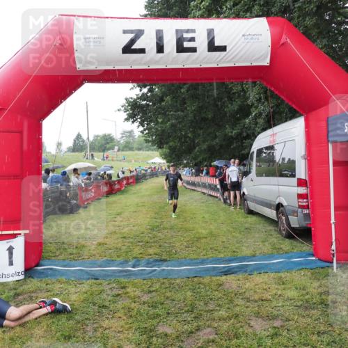 21.06.2025 - 27. Vierlanden-Triathlon MichiJ http://msf.ph/oto/8044607 15.06.2026 13:47:48 Ziel 1153 meine-sportfotos.de