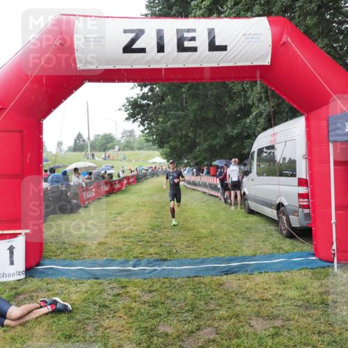 21.06.2025 - 27. Vierlanden-Triathlon MichiJ http://msf.ph/oto/8044612 15.06.2026 13:47:48 Ziel 1153 meine-sportfotos.de