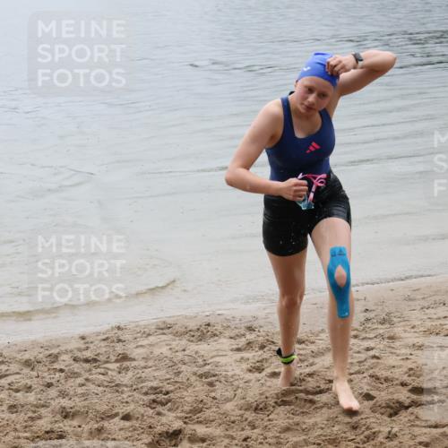 21.06.2025 - 27. Vierlanden-Triathlon Lena Gebhardt http://msf.ph/oto/8044617 15.06.2025 14:41:01 Schwimmen 1321, 1326 meine-sportfotos.de