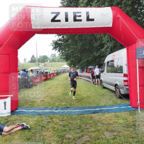 21.06.2025 - 27. Vierlanden-Triathlon MichiJ http://msf.ph/oto/8044620 15.06.2026 13:47:49 Ziel 1153 meine-sportfotos.de