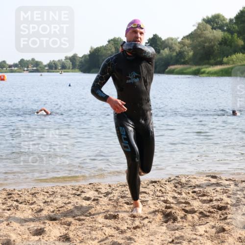 15.06.2025 - 27. Vierlanden-Triathlon Lena Gebhardt http://msf.ph/oto/8044622 15.06.2025 08:36:39 Schwimmen 39, 83 meine-sportfotos.de