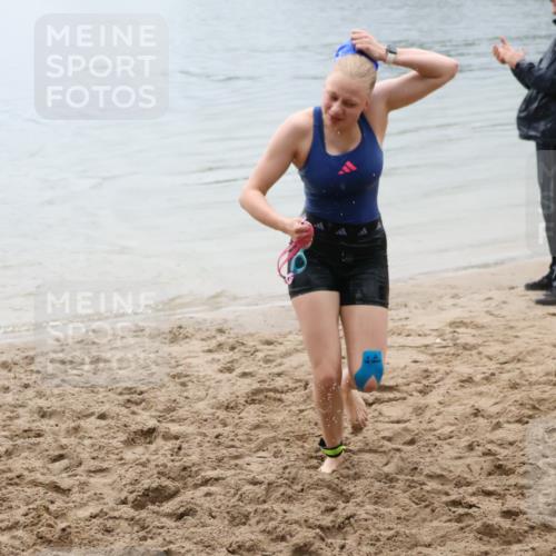 21.06.2025 - 27. Vierlanden-Triathlon Lena Gebhardt http://msf.ph/oto/8044628 15.06.2025 14:41:01 Schwimmen 1321, 1326 meine-sportfotos.de