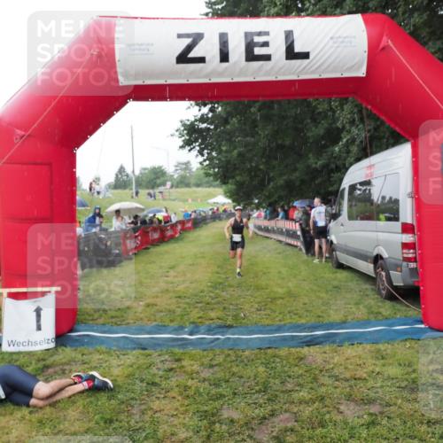 21.06.2025 - 27. Vierlanden-Triathlon MichiJ http://msf.ph/oto/8044634 15.06.2026 13:48:03 Ziel 898 meine-sportfotos.de
