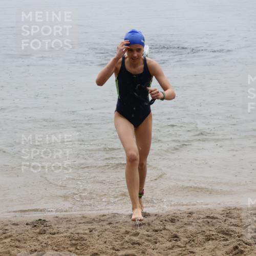 21.06.2025 - 27. Vierlanden-Triathlon Lena Gebhardt http://msf.ph/oto/8044635 15.06.2025 14:41:02 Schwimmen 1321, 1326 meine-sportfotos.de