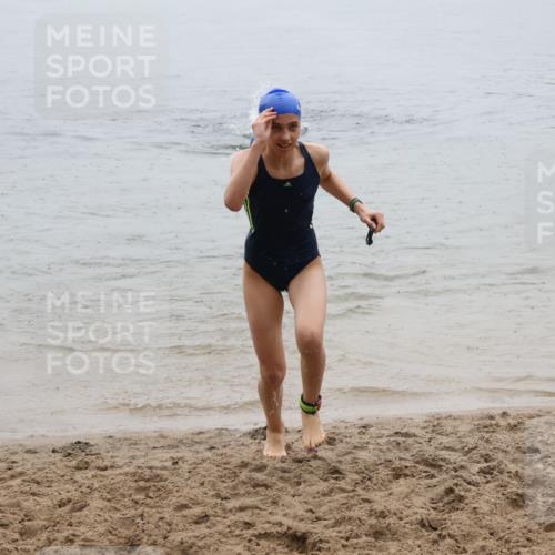 21.06.2025 - 27. Vierlanden-Triathlon Lena Gebhardt http://msf.ph/oto/8044639 15.06.2025 14:41:03 Schwimmen 1321, 1326, 1332 meine-sportfotos.de
