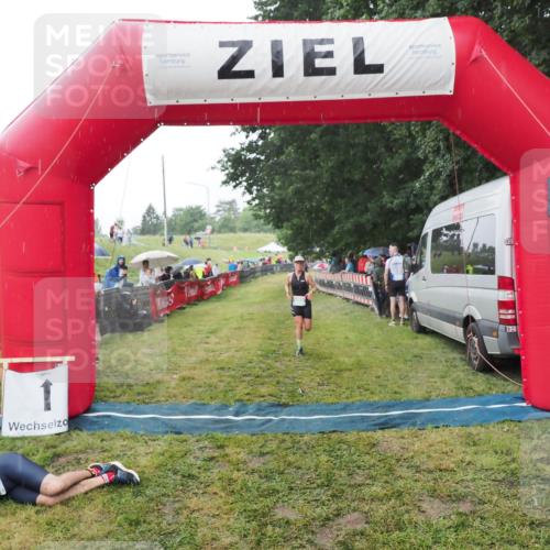 21.06.2025 - 27. Vierlanden-Triathlon MichiJ http://msf.ph/oto/8044640 15.06.2026 13:48:04 Ziel 898 meine-sportfotos.de