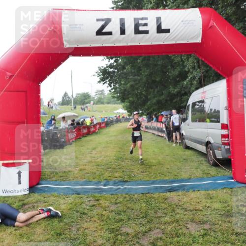 21.06.2025 - 27. Vierlanden-Triathlon MichiJ http://msf.ph/oto/8044644 15.06.2026 13:48:04 Ziel 898 meine-sportfotos.de