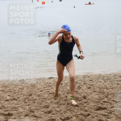 21.06.2025 - 27. Vierlanden-Triathlon Lena Gebhardt http://msf.ph/oto/8044647 15.06.2025 14:41:03 Schwimmen 1321, 1326, 1332 meine-sportfotos.de