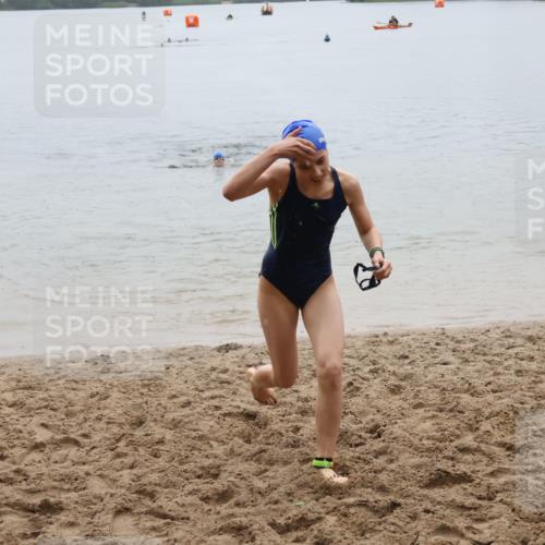 21.06.2025 - 27. Vierlanden-Triathlon Lena Gebhardt http://msf.ph/oto/8044651 15.06.2025 14:41:03 Schwimmen 1321, 1326, 1332 meine-sportfotos.de