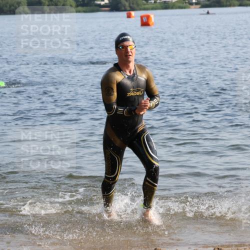 15.06.2025 - 27. Vierlanden-Triathlon Lena Gebhardt http://msf.ph/oto/8044656 15.06.2025 08:36:47 Schwimmen 39, 83 meine-sportfotos.de