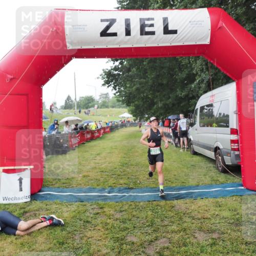 21.06.2025 - 27. Vierlanden-Triathlon MichiJ http://msf.ph/oto/8044657 15.06.2026 13:48:05 Ziel 898 meine-sportfotos.de