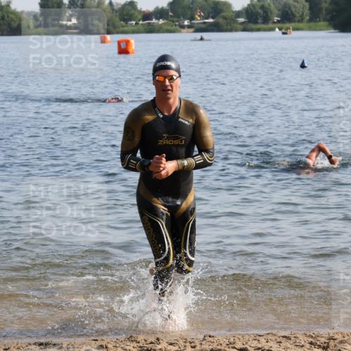 15.06.2025 - 27. Vierlanden-Triathlon Lena Gebhardt http://msf.ph/oto/8044660 15.06.2025 08:36:47 Schwimmen 39, 83 meine-sportfotos.de